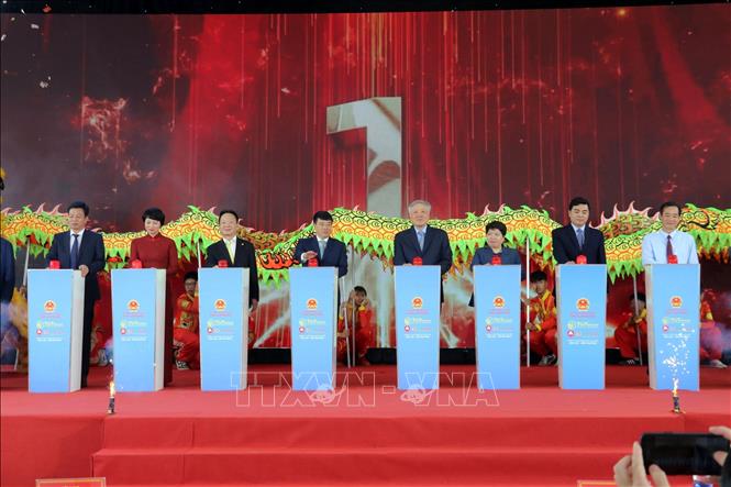 Phó Thủ tướng Thường trực Chính phủ Nguyễn Hòa Bình khởi công tuyến Cao tốc Bảo Lộc- Liên Khương tại Lâm Đồng. Ảnh: Chu Quôc Hùng- TTXVN