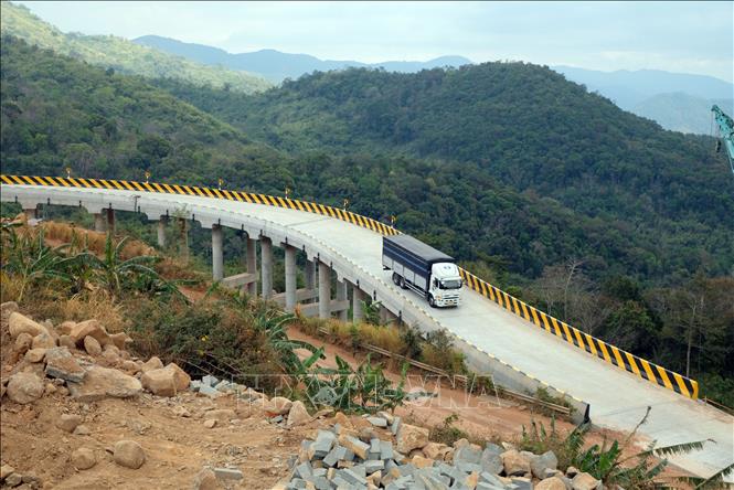 Dự án nâng cấp tuyến Quốc lộ 28B nối phố núi Đà Lạt với phố biển Phan Thiết được gấp rút hoàn thành, đưa vào sử dụng trong Tết Nguyên đán Bính Ngọ. Ảnh: Chu Quốc Hùng- TTXVN