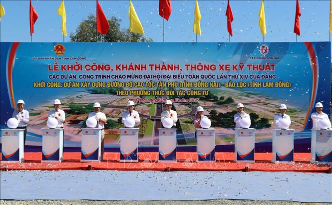 Lãnh đạo tỉnh Lâm Đồng khởi công tuyến Cao tốc đường bộ Tân Phú- Bảo Lộc ngày 19/12/2025. Ảnh: Chu Quốc Hùng- TTXVN