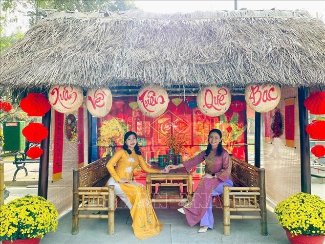 Du khách check-in tại Khu Di tích Quốc gia đặc biệt Kim Liên (Nghệ An). Ảnh: TTXVN phát