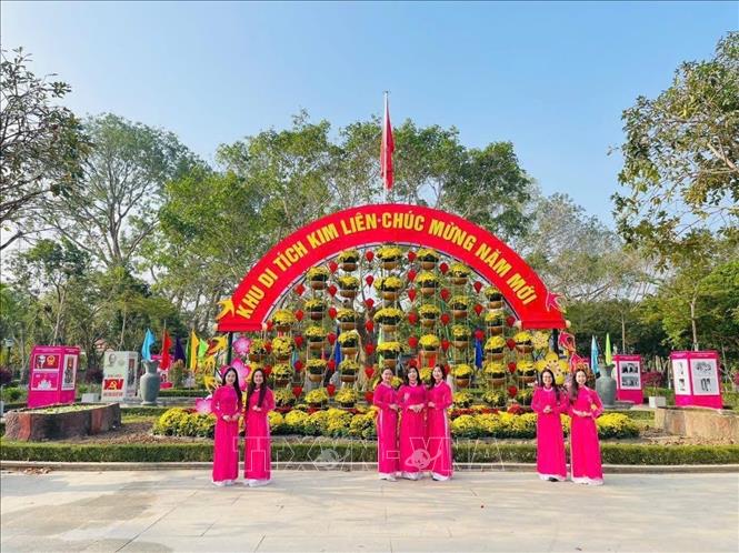 Du khách check-in tại Khu Di tích Quốc gia đặc biệt Kim Liên (Nghệ An). Ảnh: TTXVN phát