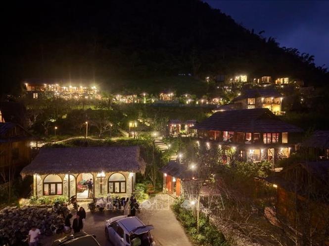 Khu du lịch Mường Lống Eco Garden, xã Mường Lống (Nghệ An) về đêm. Ảnh: TTXVN phát