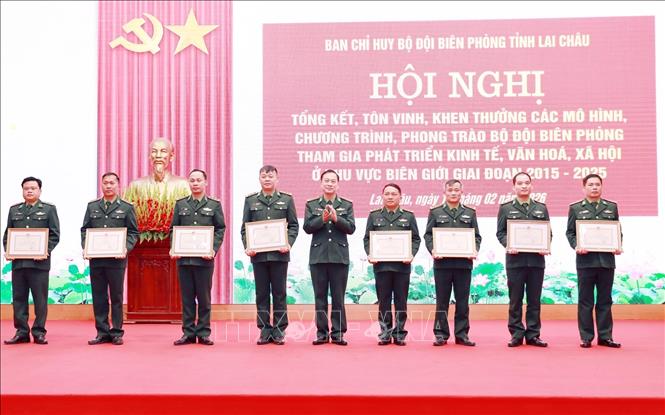 Đaị tá Nguyễn Văn Hưng, Chính ủy Bộ đội Biên phòng tỉnh Lai Châu trao Giấy khen cho các tập thể, cá nhân có thành tích xuất sắc. Ảnh: Quý Trung - TTXVN