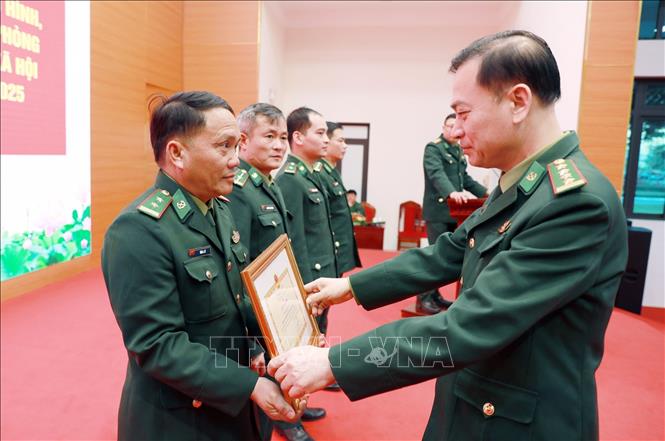 Đaị tá Nguyễn Văn Hưng, Chính ủy Bộ đội Biên phòng tỉnh Lai Châu trao Giấy khen cho các tập thể, cá nhân có thành tích xuất sắc. Ảnh: Quý Trung - TTXVN