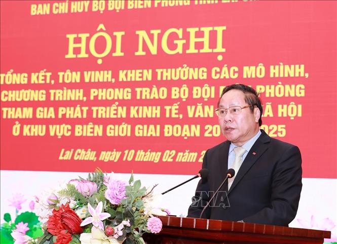 Phó Chủ tịch Thường trực UBND tỉnh Lai Châu Tống Thanh Hải phát biểu chúc mừng những thành tích của lực lượng Bộ đội Biên phòng trong thời gian qua. Ảnh: Quý Trung – TTXVN