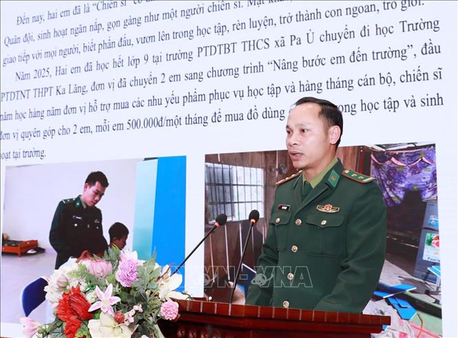 Trung tá Cao Văn Quý, Chính trị viên đồn Biên phòng Pa Ủ - một trong những đơn vị có những mô hình hay như mô hình “con nuôi đồn biên phòng” phát biểu. Ảnh: Quý Trung – TTXVN