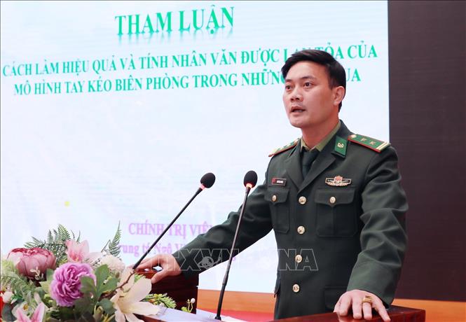 Trung tá Ngô Văn Phương, Chính trị viên đồn Biên phòng Pa Tần chia sẻ mô hình “Tay kéo biên phòng” cắt tóc miễn phí cho học sinh trên địa bàn. Ảnh: Quý Trung - TTXVN 