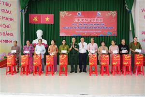 Biên phòng TP Hồ Chí Minh trao gần 900 phần quà Tết cho người dân