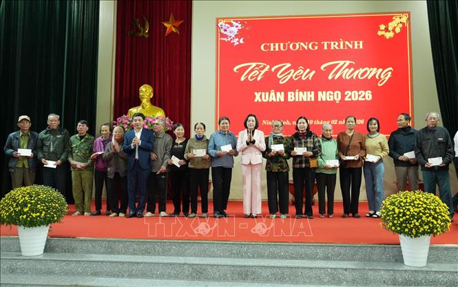 Phó Chủ tịch Quốc hội Nguyễn Thị Thanh trao quà Tết tại xã Yên Từ. Ảnh: Đức Phương - TTXVN