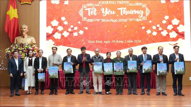 Phó Chủ tịch Quốc hội Nguyễn Thị Thanh trao quà Tết cho đại diện Thường trực Đảng ủy một số xã, phường. Ảnh: Đức Phương - TTXVN