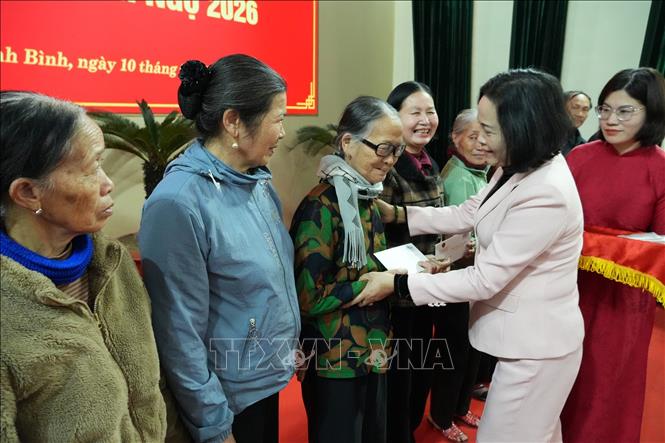 Phó Chủ tịch Quốc hội Nguyễn Thị Thanh trao quà Tết tại xã Yên Từ. Ảnh: Đức Phương - TTXVN