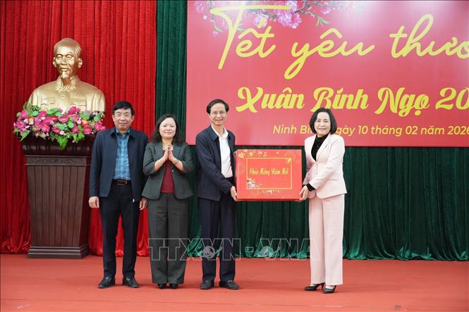 Phó Chủ tịch Quốc hội Nguyễn Thị Thanh trao quà cho Thường trực Đảng ủy phường Nam Hoa Lư, tỉnh Ninh Bình. Ảnh: Đức Phương – TTXVN