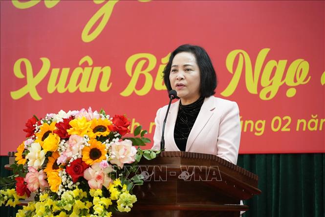 Phó Chủ tịch Quốc hội Nguyễn Thị Thanh phát biểu tại điểm trao quà phường Nam Hoa Lư, tỉnh Ninh Bình. Ảnh: Đức Phương – TTXVN