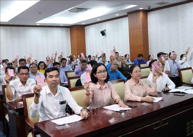 Các đại biểu dự Hội nghị Hiệp thương lần thứ ba để lựa chọn danh sách những người đủ tiêu chuẩn ứng cử đại biểu Quốc hội khóa XVI, nhiệm kỳ 2026-2031 biểu quyết danh sách người đủ tiêu chuẩn ứng cử đại biểu Quốc hội. Ảnh: Xuân Khu-TTXVN