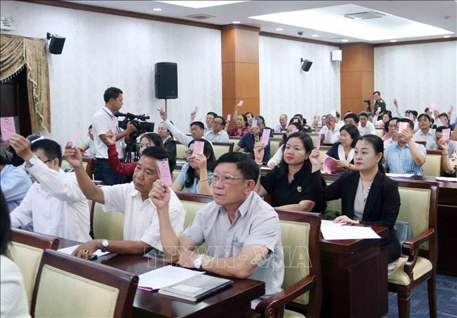Các đại biểu dự Hội nghị Hiệp thương lần thứ ba để lựa chọn danh sách những người đủ tiêu chuẩn ứng cử đại biểu Quốc hội khóa XVI, nhiệm kỳ 2026-2031 biểu quyết danh sách người đủ tiêu chuẩn ứng cử đại biểu Quốc hội. Ảnh: Xuân Khu-TTXVN