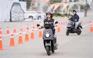 VinFast ZGoo: Xe máy điện "đo ni đóng giày" cho học sinh và người nội trợ đi phố