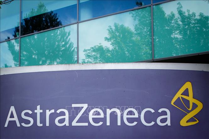 Biểu tượng hãng dược AstraZeneca tại Luton, Anh. Ảnh: THX/TTXVN