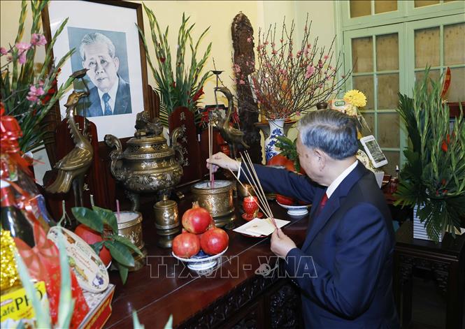 Tổng Bí thư Tô Lâm thắp hương tưởng niệm Tổng Bí thư Lê Duẩn. Ảnh: Thống Nhất - TTXVN