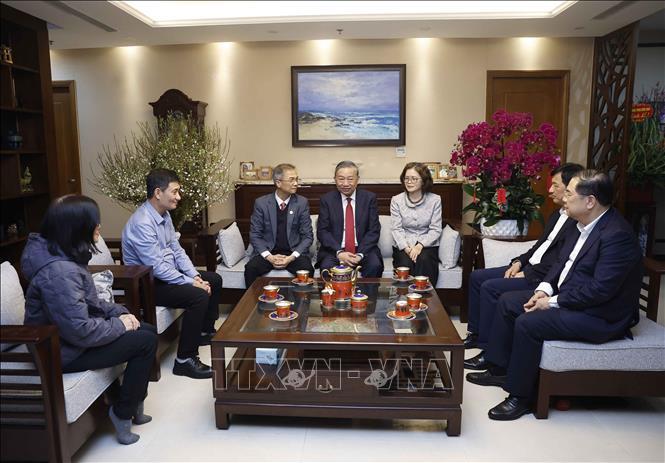 Tổng Bí thư Tô Lâm thăm hỏi thân nhân gia đình Tổng Bí thư Trường Chinh. Ảnh: Thống Nhất - TTXVN