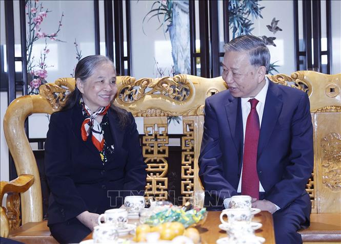 Tổng Bí thư Tô Lâm thăm hỏi Phu nhân Tổng Bí thư Nguyễn Phú Trọng. Ảnh: Thống Nhất - TTXVN