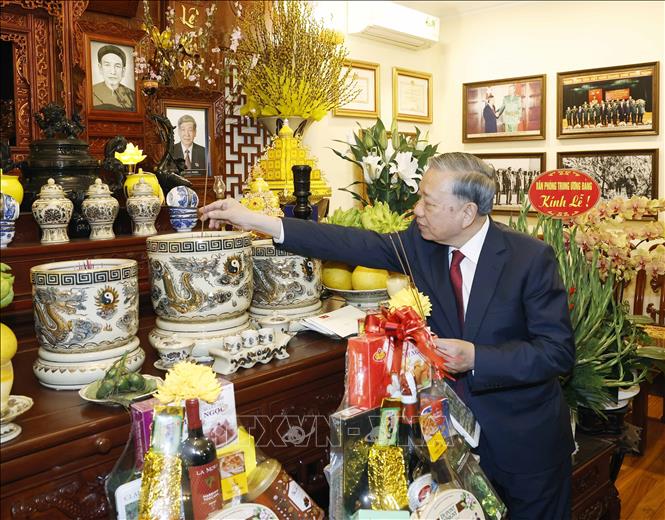 Tổng Bí thư Tô Lâm thắp hương tưởng niệm Tổng Bí thư Lê Khả Phiêu. Ảnh: Thống Nhất - TTXVN