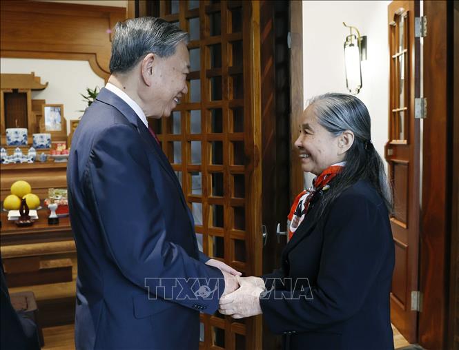 Tổng Bí thư Tô Lâm thăm hỏi Phu nhân Tổng Bí thư Nguyễn Phú Trọng. Ảnh: Thống Nhất - TTXVN