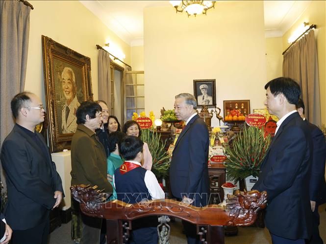 Tổng Bí thư Tô Lâm thăm hỏi thân nhân Đại tướng Võ Nguyên Giáp. Ảnh: Thống Nhất - TTXVN