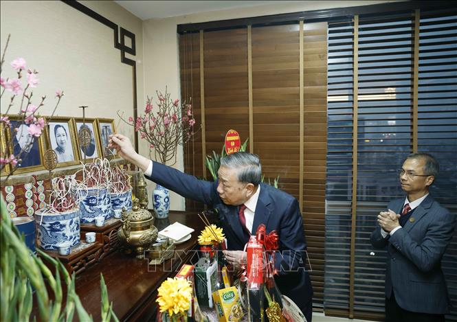 Tổng Bí thư Tô Lâm thắp hương tưởng niệm Tổng Bí thư Trường Chinh. Ảnh: Thống Nhất - TTXVN