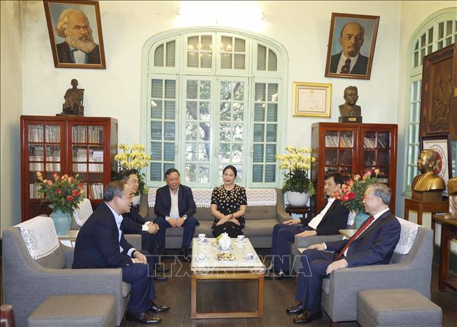 Tổng Bí thư Tô Lâm thăm hỏi thân nhân Tổng Bí thư Lê Duẩn. Ảnh: Thống Nhất - TTXVN