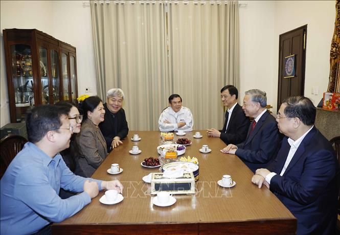 Tổng Bí thư Tô Lâm thăm hỏi thân nhân Tổng Bí thư Đỗ Mười. Ảnh: Thống Nhất - TTXVN