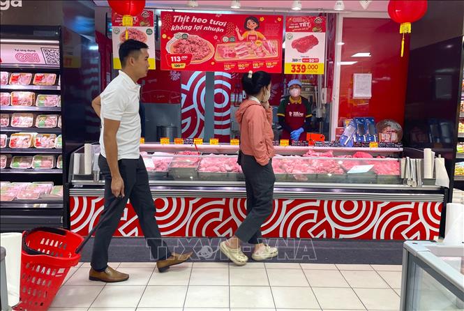 Siêu thị giảm giá thịt lợn từ 10 - 20% trong cao điểm tiêu dùng Tết.  Ảnh: Hương Giang - TTXVN
