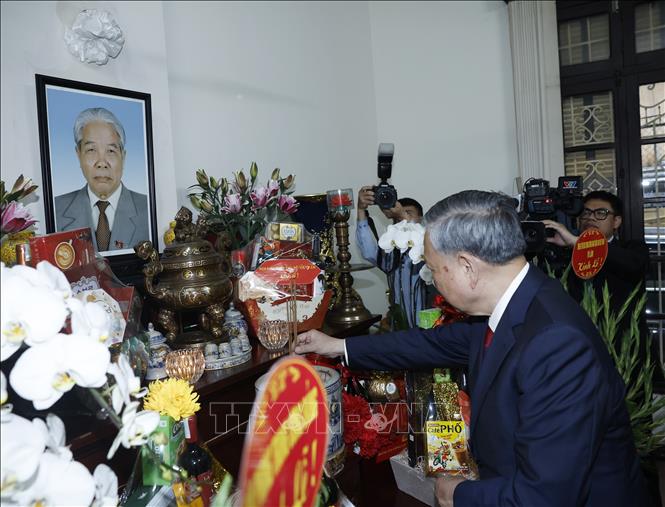 Tổng Bí thư Tô Lâm thắp hương tưởng niệm Tổng Bí thư Đỗ Mười. Ảnh: Thống Nhất - TTXVN