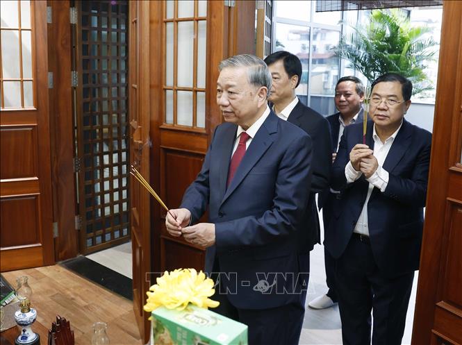Tổng Bí thư Tô Lâm thắp hương tưởng niệm Tổng Bí thư Nguyễn Phú Trọng. Ảnh: Thống Nhất - TTXVN