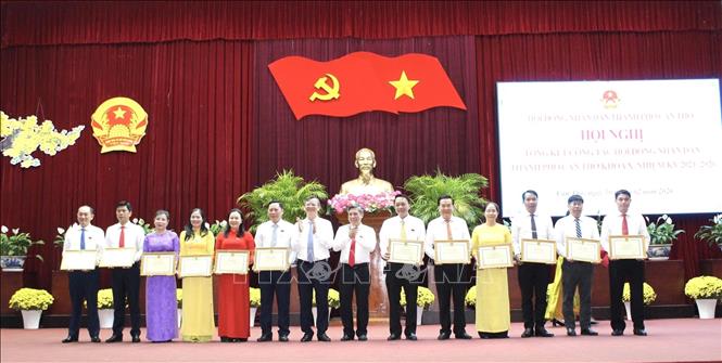 Lãnh đạo thành phố trao Bằng khen của Chủ tịch UBND thành phố tặng các tập thể có nhiều đóng góp trong hoạt động của HĐND TP Cần Thơ khóa X, nhiệm kỳ 2021-2026. Ảnh: TTXVN phát

