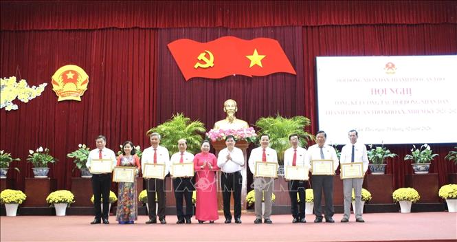 Lãnh đạo thành phố trao Bằng khen của Chủ tịch UBND thành phố tặng các cá nhân có nhiều đóng góp trong hoạt động của HĐND TP Cần Thơ khóa X, nhiệm kỳ 2021-2026. Ảnh: TTXVN phát
