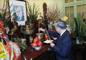 Tổng Bí thư Tô Lâm thắp hương tưởng nhớ các đồng chí lãnh đạo Đảng, Nhà nước