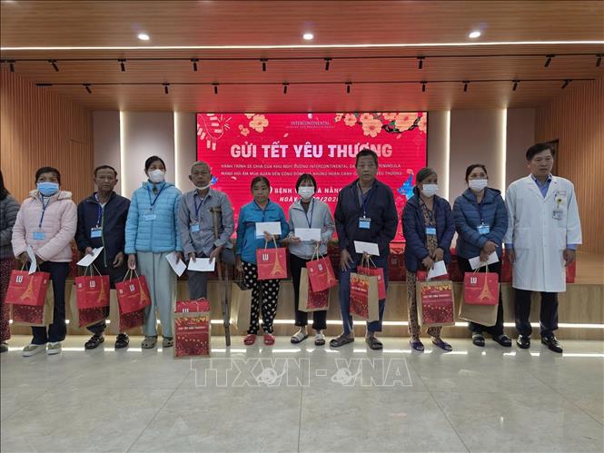 Các bệnh nhân có hoàn cảnh khó khăn đang chạy Thận nhân tạo tại Bệnh viện được nhận quà Tết tại chương trình. Ảnh: Trần Lê Lâm - TTXVN 