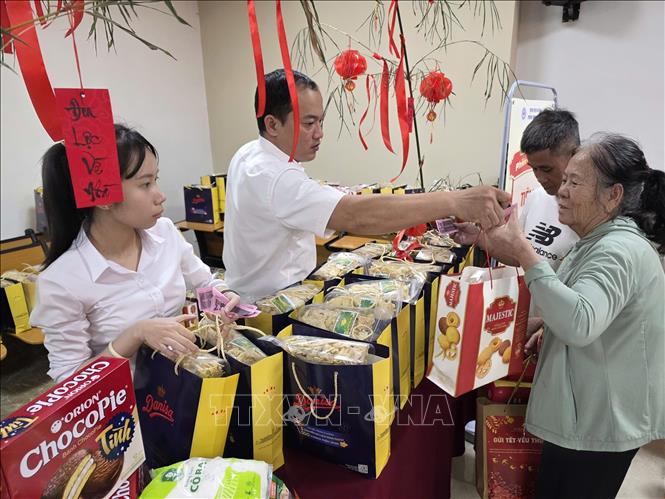 Các bệnh nhân có hoàn cảnh khó khăn đang điều trị tại bệnh viện được nhận quà từ Phiên chợ 0 đồng. Ảnh: Trần Lê Lâm - TTXVN 