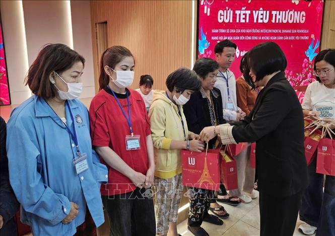 Các Mạnh thường quân trao tặng quà Tết cho các bệnh nhân có hoàn cảnh khó khăn đang chạy Thận nhân tạo tại Bệnh viện Đà Nẵng. Ảnh: Trần Lê Lâm - TTXVN 