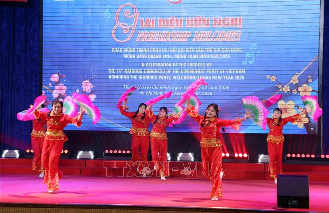 Tiếp mục biểu diễn múa Trung Quốc do Hội hữu nghị Việt Nam- Trung Quốc Thành phố Hồ Chí Minh biểu diễn. Ảnh: Xuân Khu-TTXVN