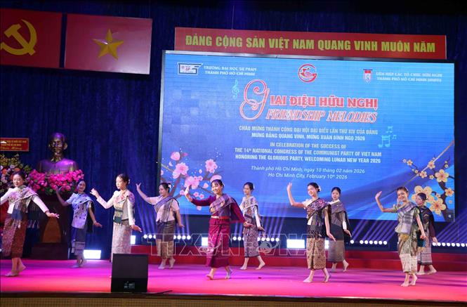 Tiếp mục văn nghệ do các du học sinh Lào trình diễn. Ảnh: Xuân Khu-TTXVN