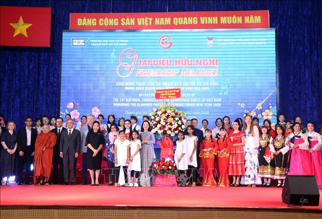 Tặng hoa, chúc mừng các nghệ sỹ biểu diễn tại chương trình. Ảnh: Xuân Khu-TTXVN