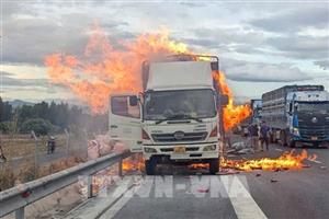 Cháy xe tải trên cao tốc Vĩnh Hảo – Phan Thiết, không có thương vong