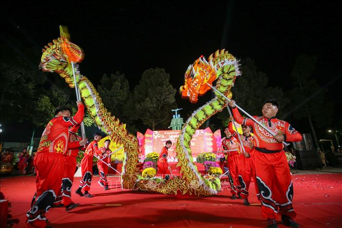 Biểu diễn múa rồng phục vụ người dân trong đêm khai mạc chợ hoa Xuân 2026. Ảnh: Giang Phương - TTXVN