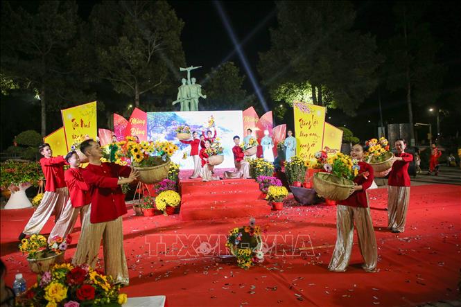 Các tiết mục văn nghệ mang đậm sắc xuân, góp phần tạo không khí rộn ràng trong đêm khai mạc. Ảnh: Giang Phương - TTXVN