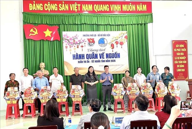 Trao quà Tết cho các gia đình chính sách, người có công với cách mạng. Ảnh: TTXVN phát