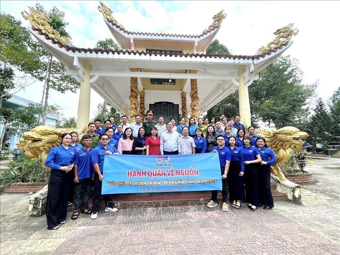 Các đại biểu dâng hương, chụp ảnh lưu niệm trước Bia tưởng niệm các anh hùng liệt sĩ tại xã Hồ Đắc Kiện, TP Cần Thơ. Ảnh: TTXVN phát
