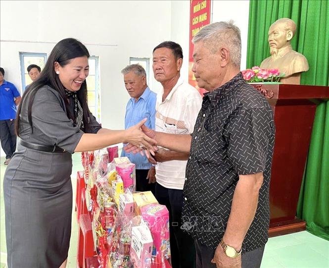 Bà Võ Thị Hiền, Tổng Giám đốc Hệ thống Giáo dục Quốc tế Milestones, nhà hảo tâm đồng hành cùng chương trình, trao quà Tết và thăm hỏi các gia đình chính sách, người có công với cách mạng tại xã Hồ Đắc Kiện. Ảnh: TTXVN phát
