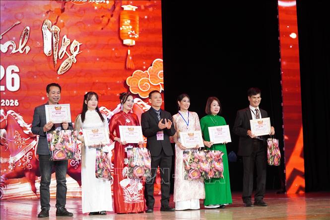 Khen thưởng các cá nhân nhiệt tình trong công tác cộng đồng. Ảnh: Tâm Hằng - TTXVN tại LB Nga