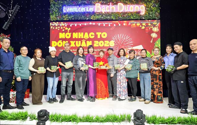 Cuộc thi gói bánh chưng tại Upha. Ảnh: Tâm Hằng - TTXVN tại LB Nga